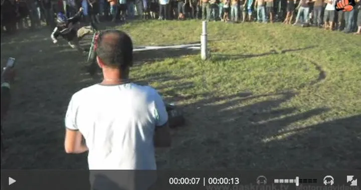 Video divertenti: Motociclista vs forza centrifuga 0-1