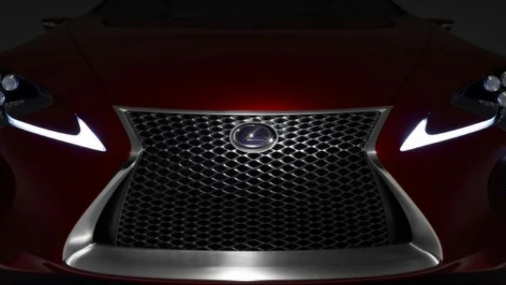 Lexus: depositati numerosi brevetti per nuove calandre a clessidra
