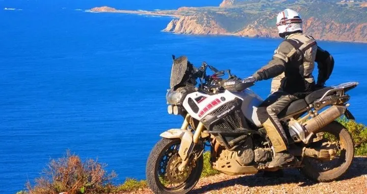 "Il giro del mondo in solitaria. 100.000 km in sella" di Davide Biga: la nostra recensione