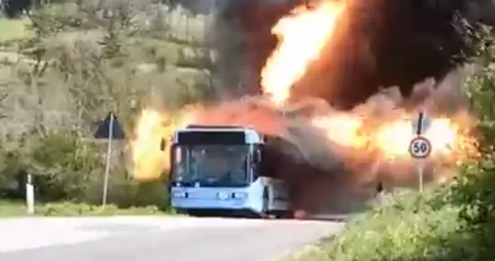 Ecco cosa succede se l'autobus a metano va a fuoco [Video]