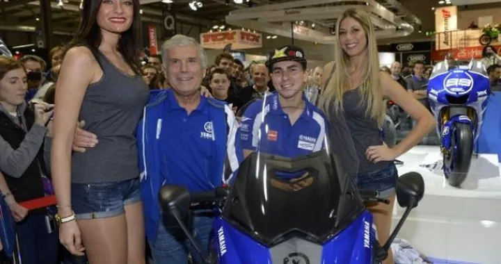 Lorenzo e Agostini, bagno di folla allo stand Yamaha - Salone EICMA di Milano 2012