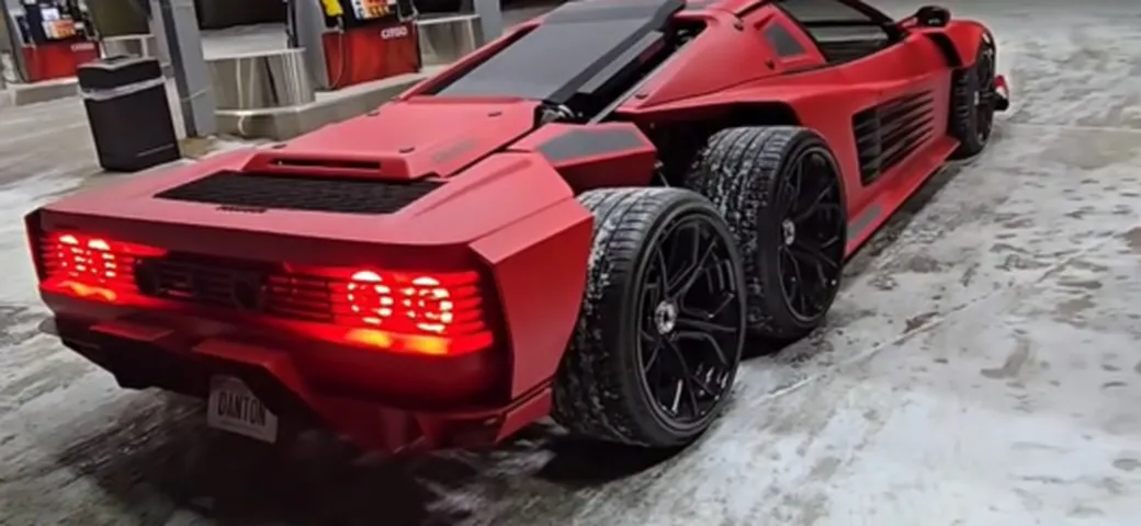Come distruggere un mito, ecco la Ferrari Testarossa a sei ruote