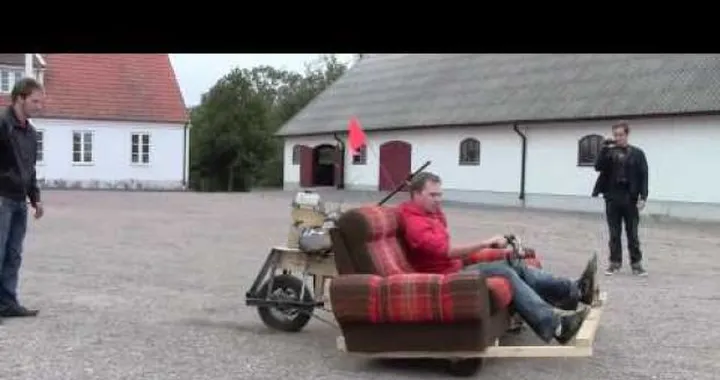 "Tutti seduti sul divano!" /video