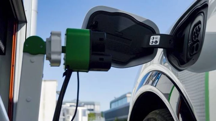 Ford svela la stazione di ricarica elettrica robot [Video]