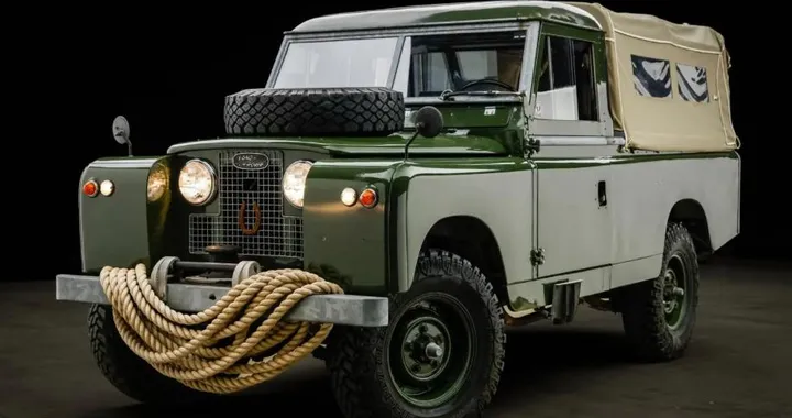 La Land Rover di James Bond venduta all’asta: c'è un messaggio al nuovo proprietario