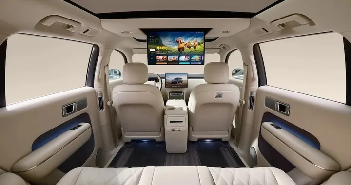 Questo maxi SUV ha 422 CV e 505 km di autonomia elettrica: costa appena 34.000 euro