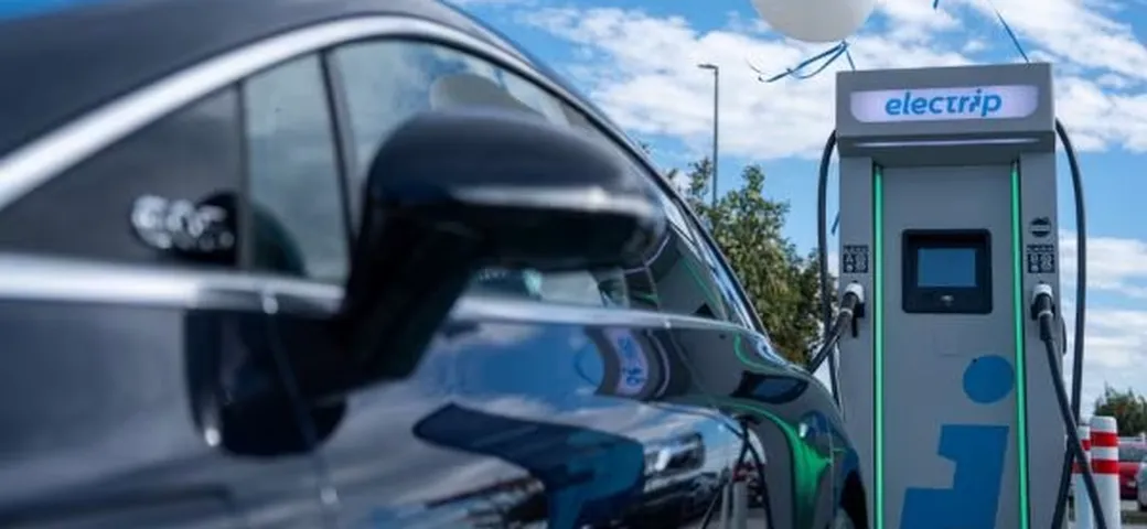 Inaugurato l'hub di ricarica più potente d'Italia: 300 km in 15 minuti