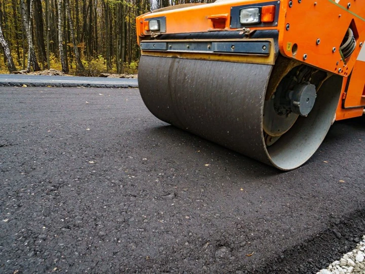 Perché la guerra in Iran sta facendo aumenta il costo dell'asfalto