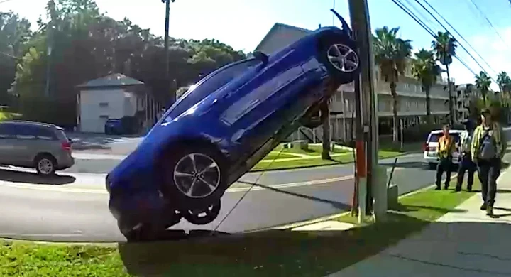Ubriaco sulla Ford Mustang finisce sul palo della luce [Video]