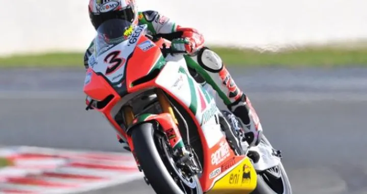 Max Biaggi onora il titolo iridato con un trionfo. Super Aprilia (iridata)!