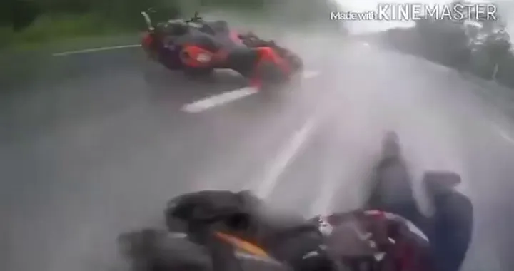Caduta in moto sull'asfalto allagato