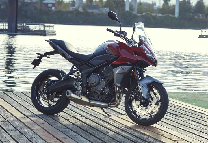 Triumph, partono i test ride per il pubblico in sella alla gamma moto 2022