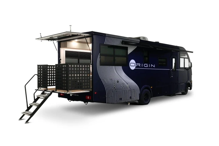Questo camper da 150.000 dollari nasconde un vero terrazzo nella parte posteriore