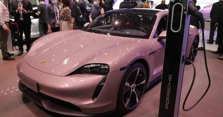Porsche dice addio alla seconda fabbrica di batterie: disastro BEV
