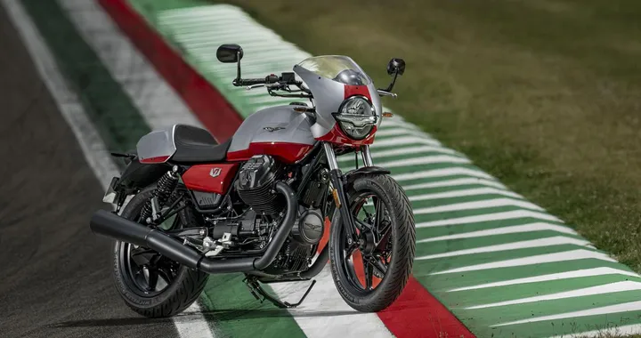 Moto Guzzi V7 Stone Corsa: debutta la nuova versione sportiva [FOTO]