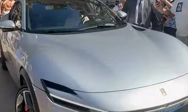 Charles Leclerc con la sua nuova Ferrari Purosangue a Monte Carlo | Video