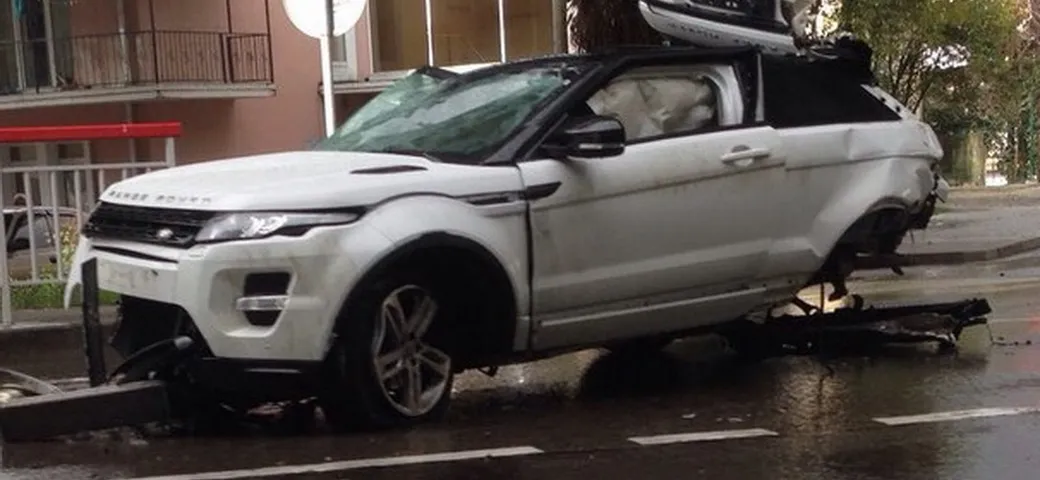 La Range Rover Evoque cade dal cavalcavia