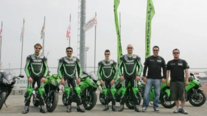Spyke con Kawasaki Riding School by Solopista