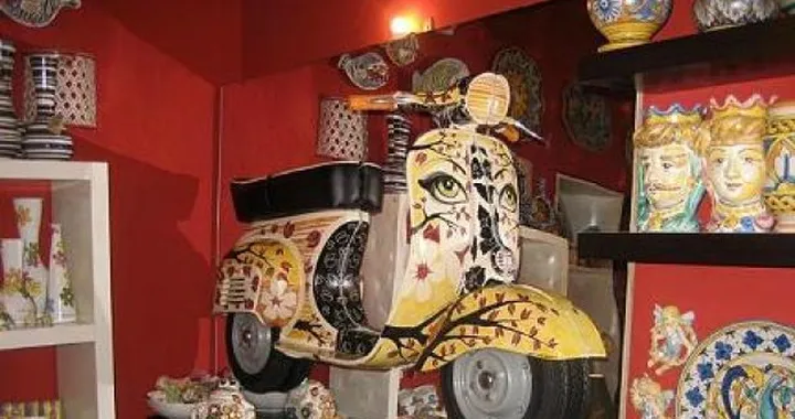 Vespa in ceramica decorata a mano