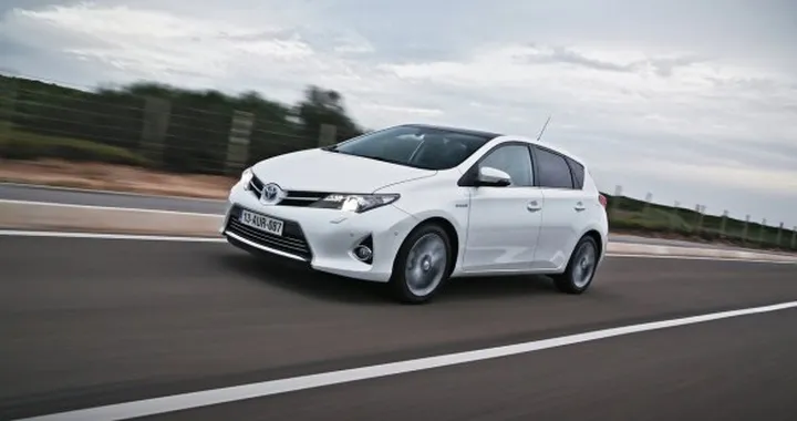 Toyota Auris Hybrid: assemblaggio in diretta Twitter