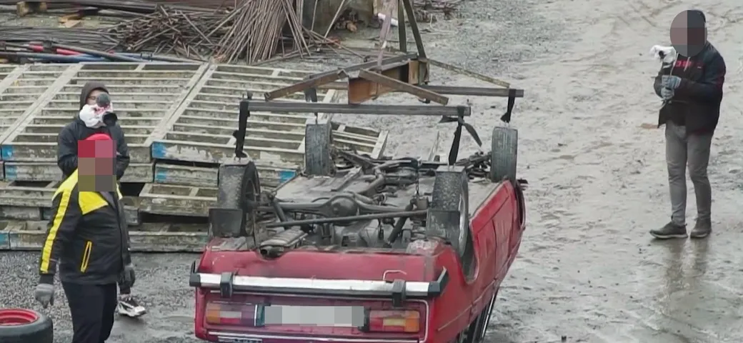 Vecchia Lada tirata da una gru con...la colla [Video]