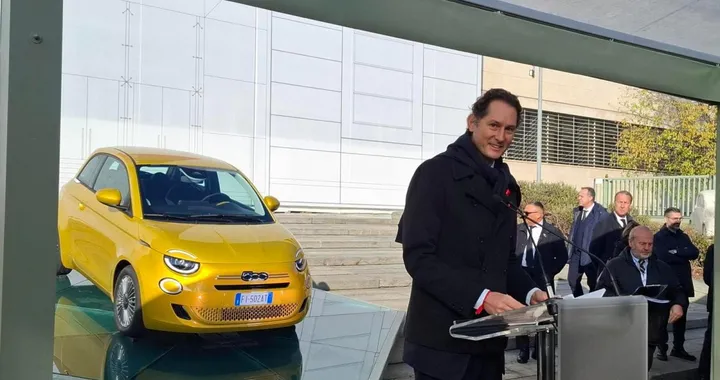 Elkann: "Non tutti vogliono la 500 elettrica, ed ecco la ibrida"