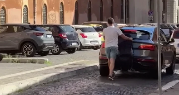 Ztl Roma, copre la targa con un passeggino per entrare: il video è virale