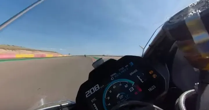 Troy Corser: in pista con la BMW S1000RR senza controlli elettronici