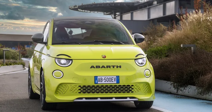 Abarth 500e: la rivoluzione elettrica dello Scorpione