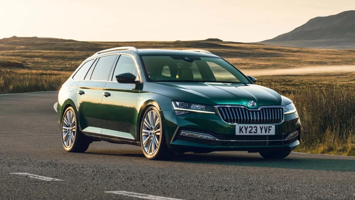 Skoda Superb Sleeper Edition: 477 CV sotto un elegante abito verde