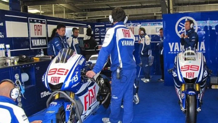 Silverstone,  festival di cadute. Lorenzo domina le 