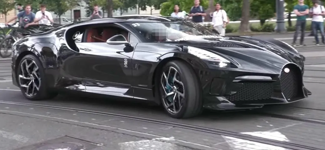 Bugatti: ecco una rarissima La Voiture Noir su strada [Video]