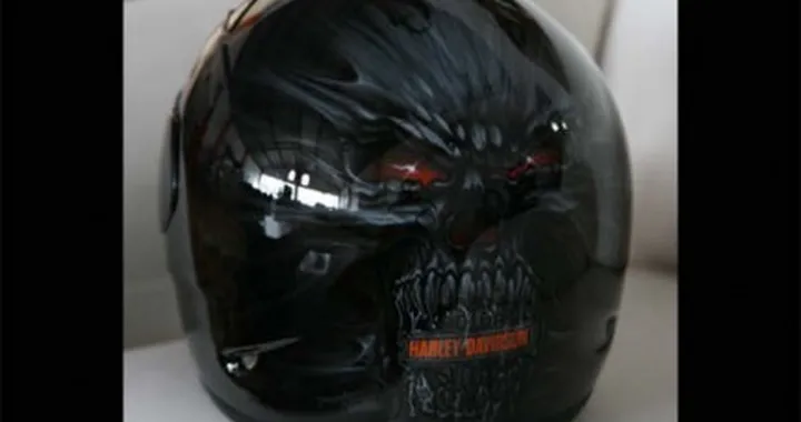 Il casco? A me piace così!