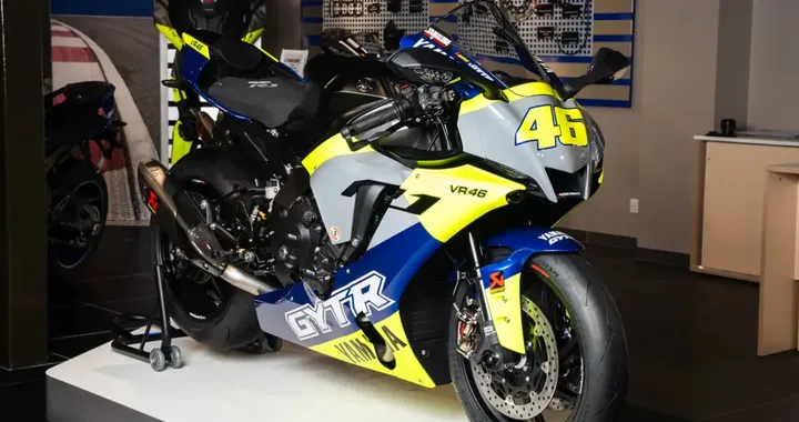 Omaggio al Dottore: la Yamaha R1 dedicata a Valentino Rossi è leggenda su due ruote