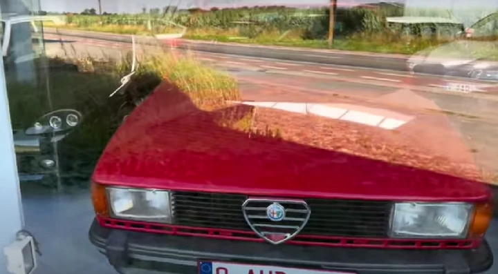 Un concessionario Alfa Romeo che è un viaggio nel tempo: 33, 155 e 156 in vetrina