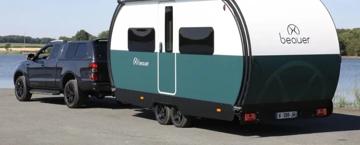 Questa roulotte triplica le dimensioni in campeggio: dentro ha oltre 30 metri quadrati
