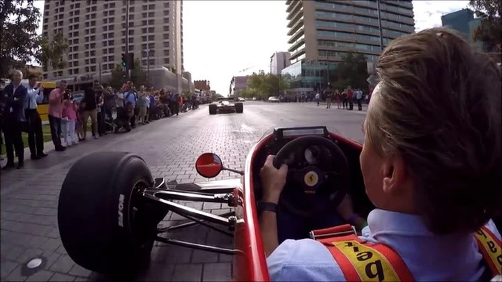 Video: Ferrari di Formula 1 sulle strade dell'Australia