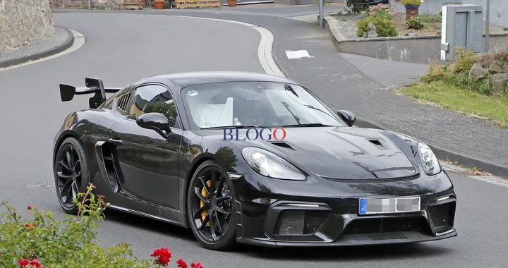 Porsche 718 Cayman GT4 RS: foto spia al Nurburgring
