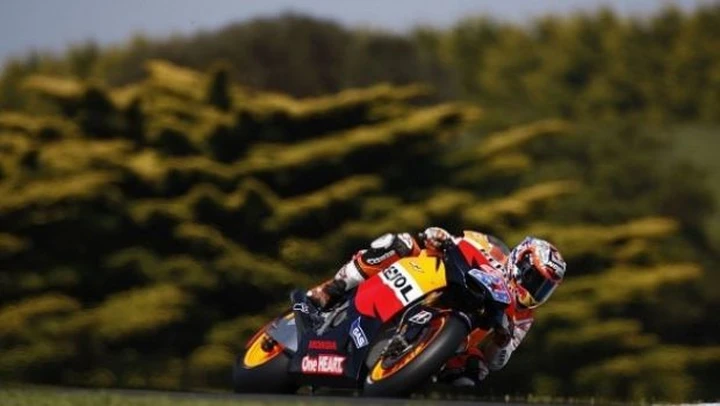 MotoGP: Casey Stoner alieno in pole a Phillip Island. Lorenzo e Simoncelli in prima fila. Rossi sempre più lontano