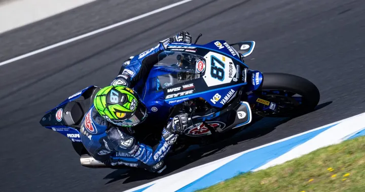 Phillip Island tra velocità e imprevisti: Yamaha R1 convince nei test pre-stagionali