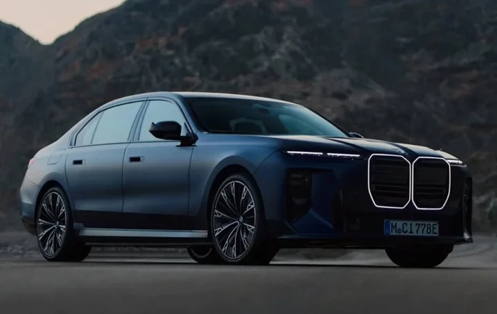 BMW Serie 7 svelata da un leak: nuovi interni con più schermi