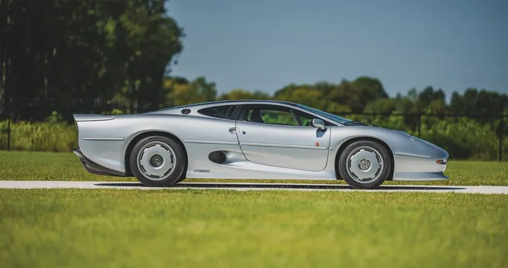 Jaguar XJ220: RM Sotheby's mette all'asta una di queste supercar