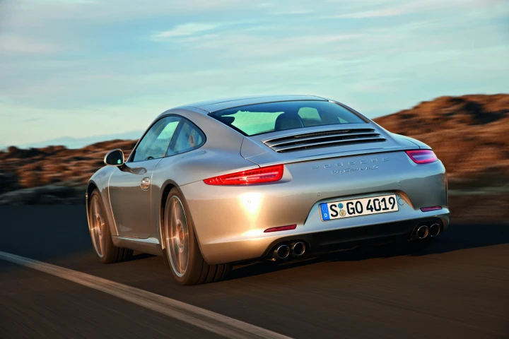 Porsche rubata: a Prato si finge cliente e fugge su una 911