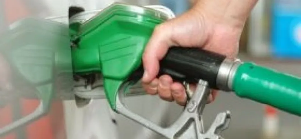 Benzina: 4 centesimi di aumento per affrontare l'emergenza immigrati. E venerdì si replica