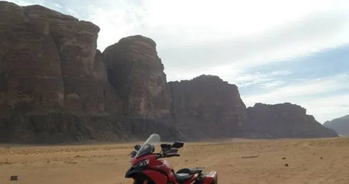 Foto del giorno: Multistrada insabbiata