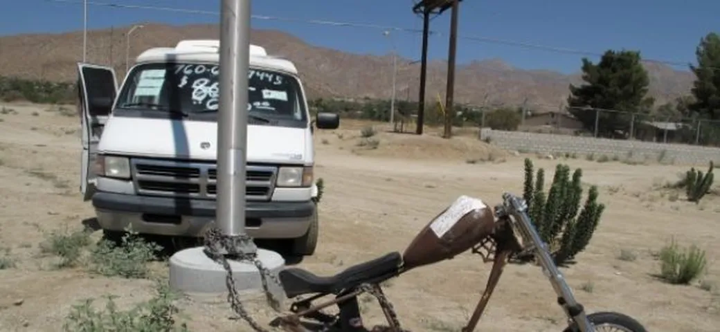 Foto del giorno: chopper in vendita nel... deserto del Mojave California