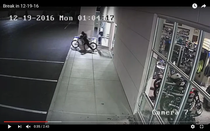 Furto di moto da una concessionaria Yamaha di Las Vegas [Video]