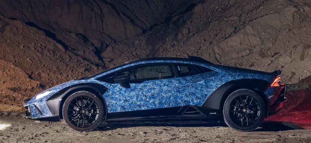 Fermata dalla Polizia una Lamborghini sgargiante. Il motivo? Una targa offensiva