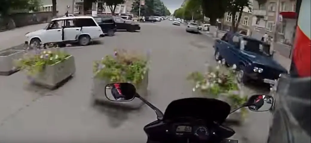 Incidente in moto per un tizio che ignora i divieti [Video]