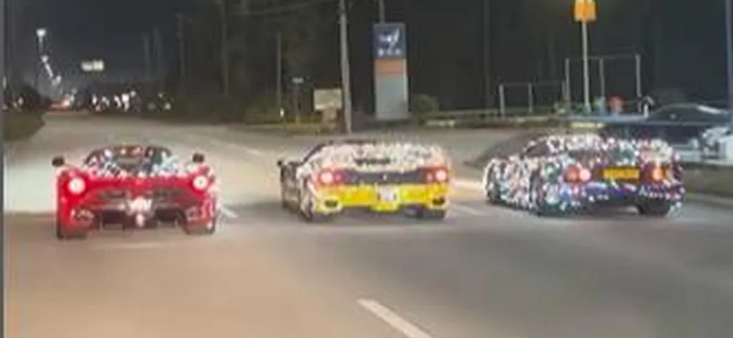 Ferrari F40, F50 e LaFerrari con luci natalizie per Babbo Natale | Video